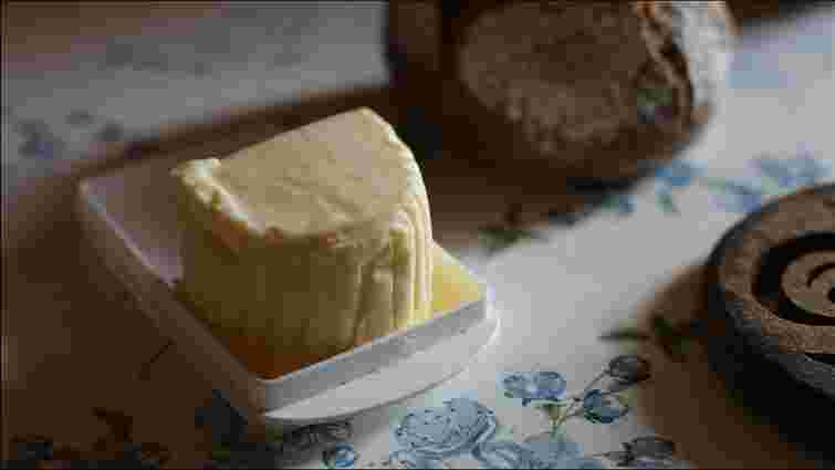 Маленька хитрість: як швидко розм'якшити заморожене масло