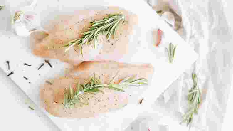 Вийде соковитим та м’яким: як та скільки варити куряче філе