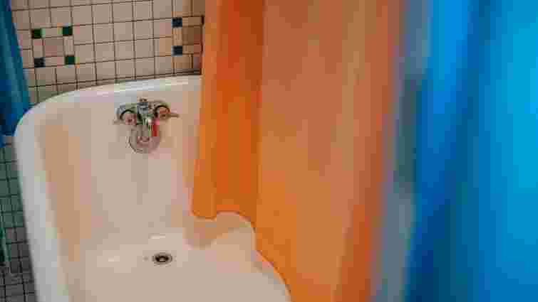 Три прості інгредієнти: як відіпрати шторку у ванній від нальоту, іржі або цвілі