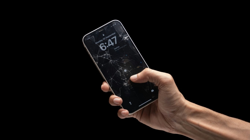 Чи можна заклеїти розбитий екран смартфона суперклеєм