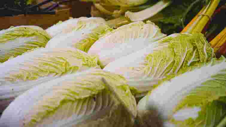 Розвіюємо сумніви: чи можна їсти пекінську капусту, якщо на ній є чорні плямки