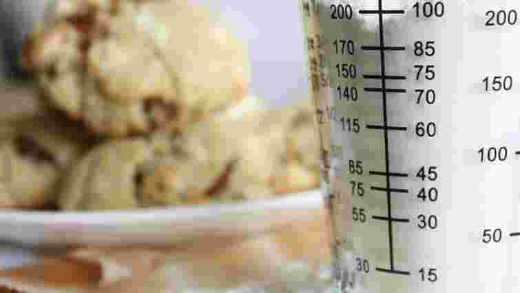 Відміряйте швидко без ваг: скільки грамів борошна у склянці