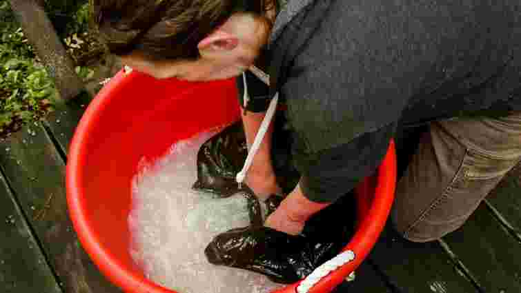 Не доведеться прати повністю: як відчистити брудні рукави пуховика