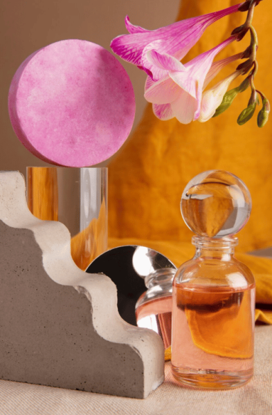 Як правильно наносити парфуми, щоб аромат тримався довше