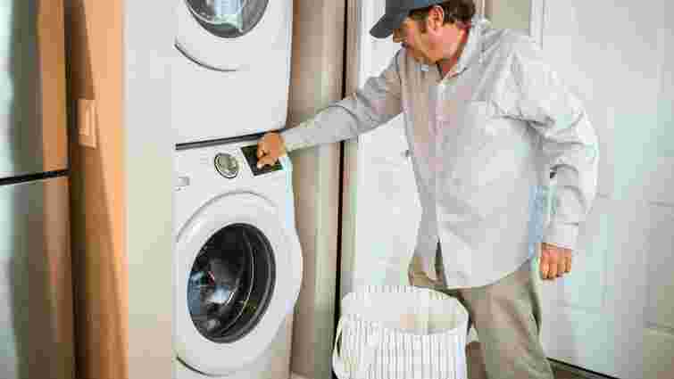 Проста звичка дає сильний ефект: навіщо залишати дверцята пралки відкритими після прання