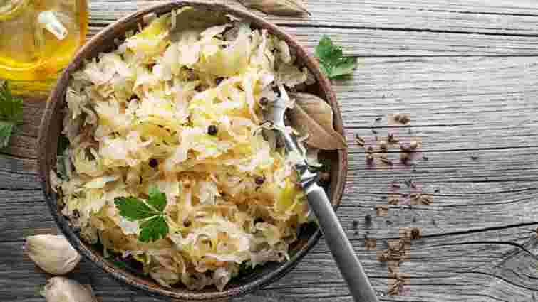 Цю помилку можна виправити: як заквасити капусту, щоб вона не потемніла