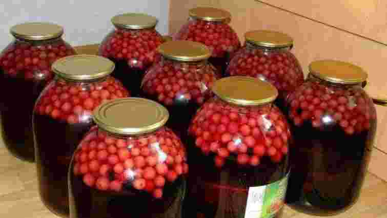 Небезпечний результат: чому в закрутках з компотом з'являється піна та як це виправити