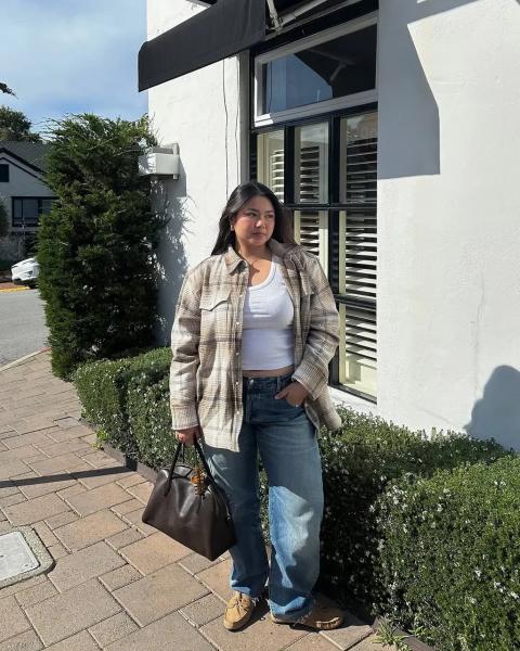 Без дірок і потертостей: які джинси будуть модними влітку