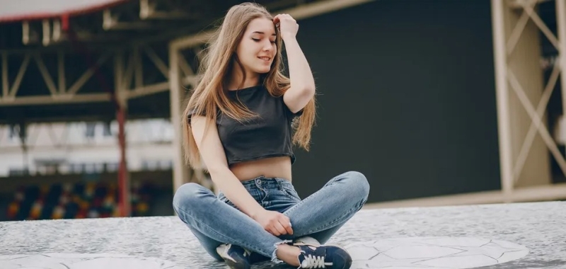 Без дірок і потертостей: які джинси будуть модними влітку