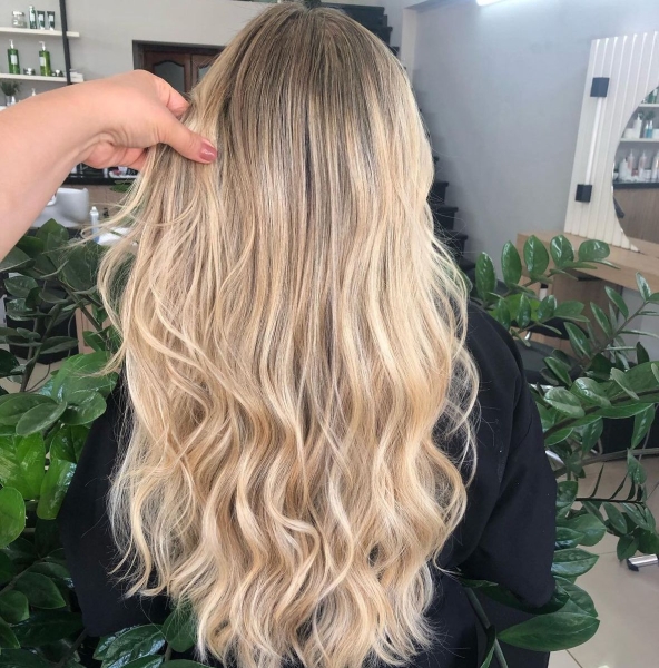 Блонд «крем-брюле»: трендове фарбування осені та зими 2024/25