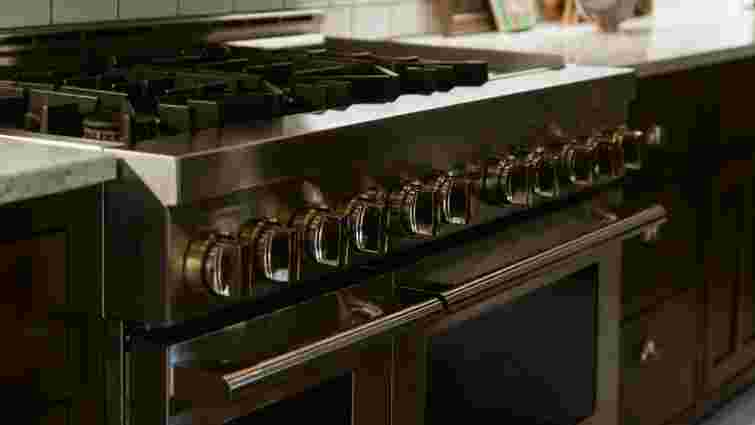 Ці прості розчини точно все відмиють: як відчистити ручки плити від старого жиру