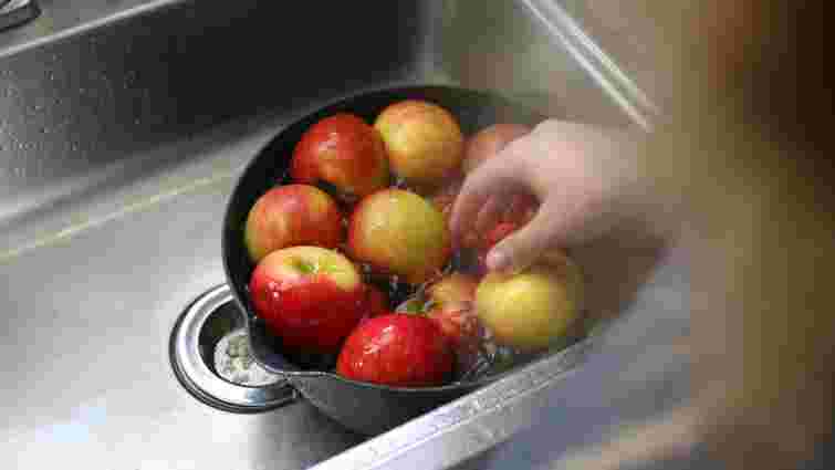 Вода чи сода: як все ж таки правильно і безпечно мити фрукти