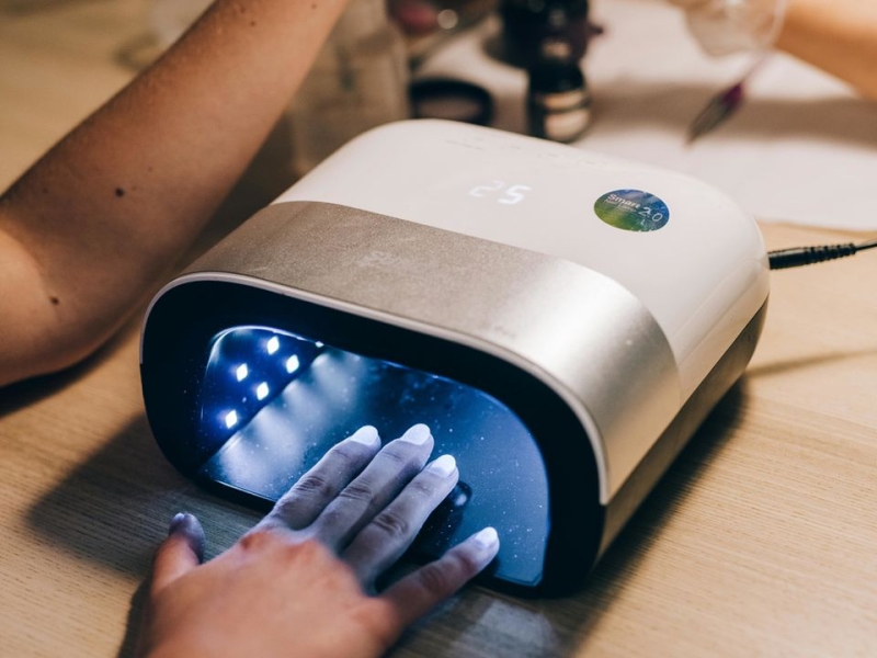 Чому не можна терпіти, коли гель-лак "пече" під час сушіння в лампі