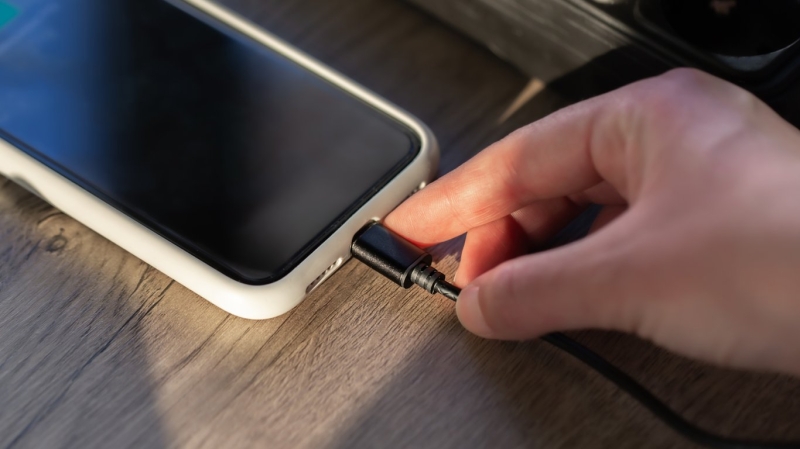 Телефон розряджається сам по собі — яка функція винна у всьому