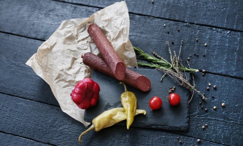 Эта хитрость "играет" с вашим мозгом: почему колбасу режут наискосок