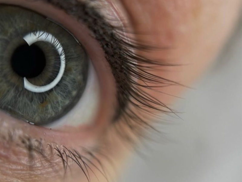 Як правильно фарбувати міжвійку, щоб вона робила вас молодше і виглядала акуратно