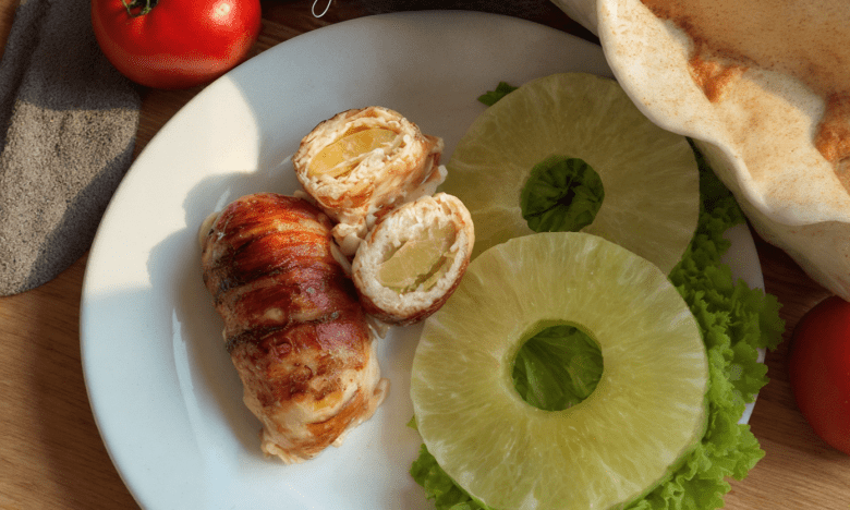 Куриное филе, ананас и немного сыра: готовим ресторанное блюдо очень просто (ВИДЕО)