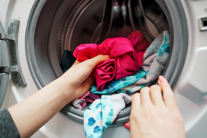 Навіщо господині кладуть вологу серветку в пралку: проста хитрість