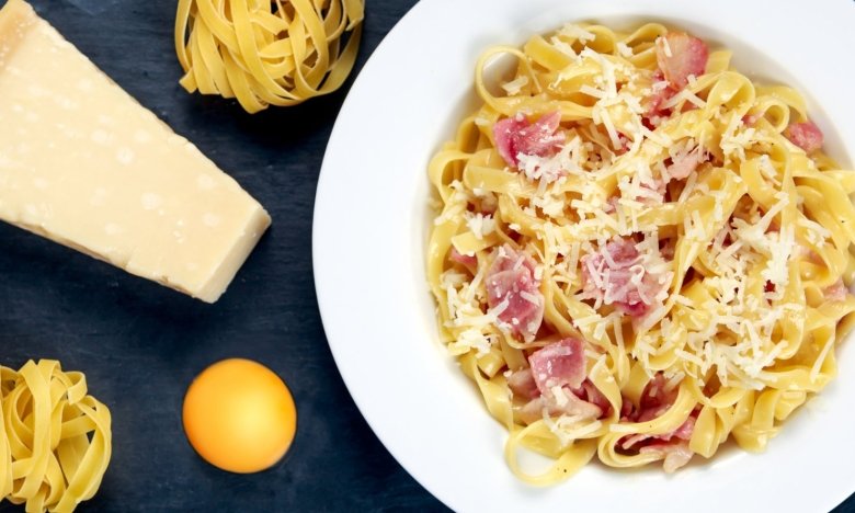 Не надо ни сливок, ни бекона: как приготовить настоящую пасту Карбонара (ВИДЕО)
