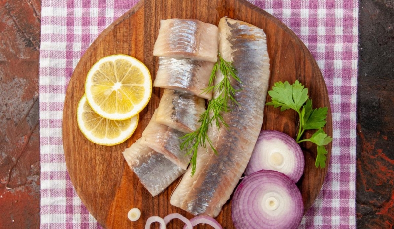 Одним рухом оселедець від кісток: лайфхак на мільйон (відео)