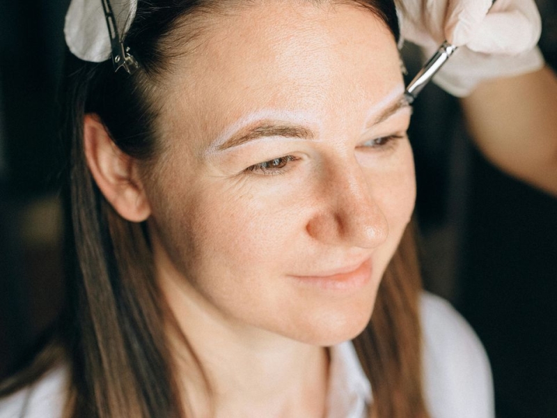 Помилки у макіяжі брів для жінок після 50 років