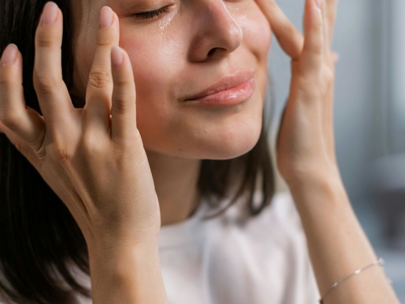 Поширені помилки жінок під час догляду за шкірою навколо очей