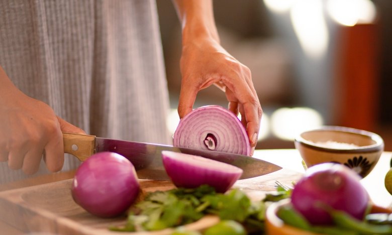 Сделайте это с луковицей перед нарезанием – и не прольете ни одной слезы: крутой кулинарный трюк