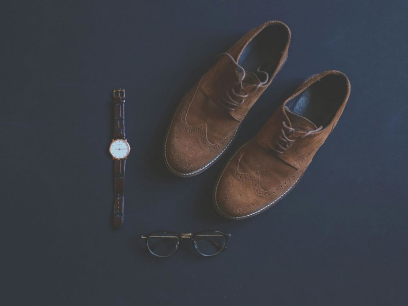 Сині джинси і стильне взуття: що повинен знати кожен чоловік про свій гардероб