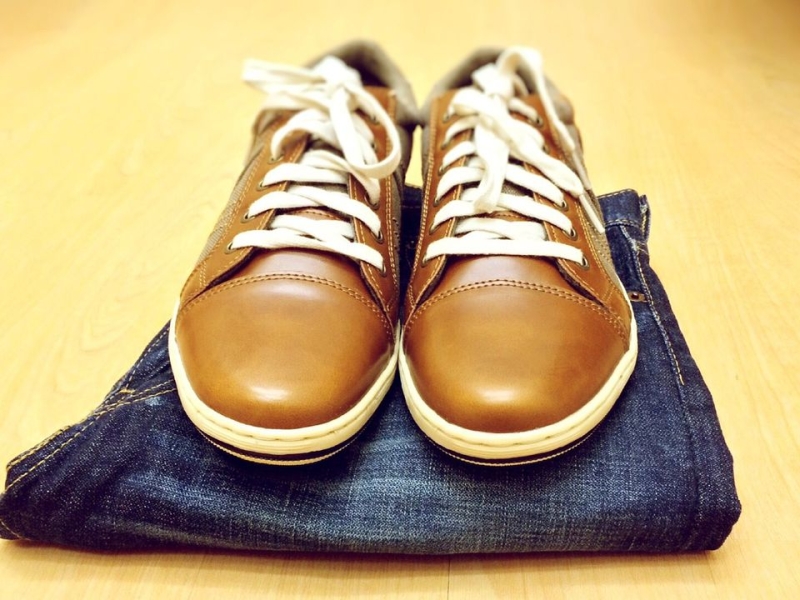 Сині джинси і стильне взуття: що повинен знати кожен чоловік про свій гардероб