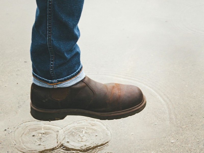 Сині джинси і стильне взуття: що повинен знати кожен чоловік про свій гардероб