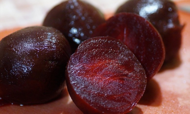 Свекла будет готова всего за 6 минут и сохранит идеальный цвет: лучший способ приготовления