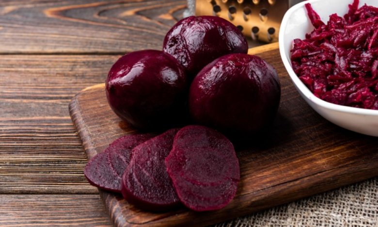 Свекла для салатов будет готова через 10 минут: крутой способ без грязной кастрюли