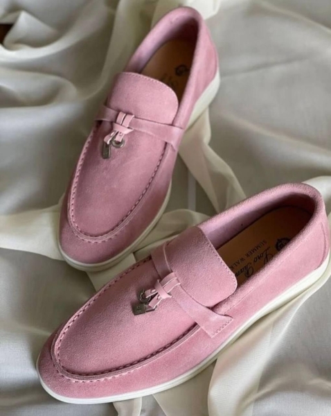 Трендове взуття літа 2025: Андре Тан назвав моделі, які мають бути на ногах у кожної модниці