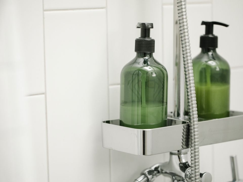 У шампуню закінчився термін придатності: які елементи в складі можуть найбільше зашкодити волоссю