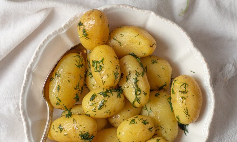 В какой момент солить молодой картофель, чтобы он получился шедевральным: не все об этом знают