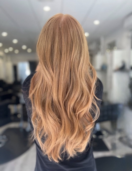 Від контрастного коріння до мигдального блонду: 6 найтрендовіших ідей фарбування на зиму 2025-2026