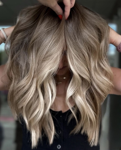 Від контрастного коріння до мигдального блонду: 6 найтрендовіших ідей фарбування на зиму 2025-2026