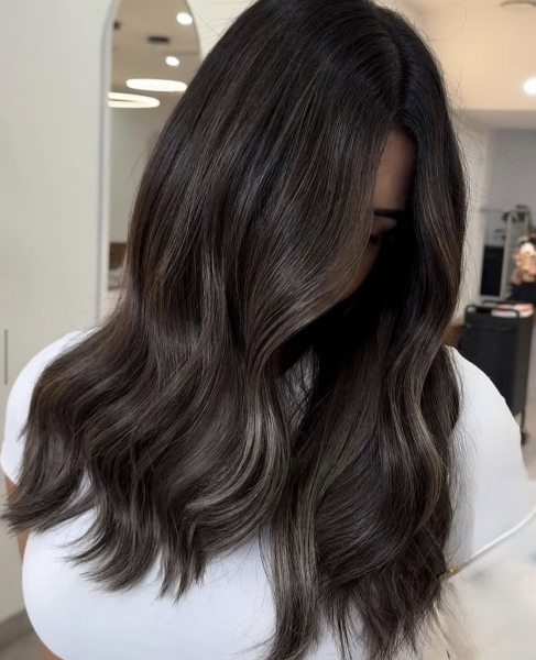 Від контрастного коріння до мигдального блонду: 6 найтрендовіших ідей фарбування на зиму 2025-2026