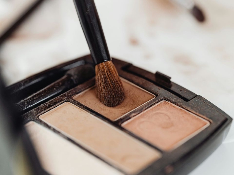 Візажист показала простий трюк у макіяжі, який надасть вашим очам молодшого та свіжого вигляду