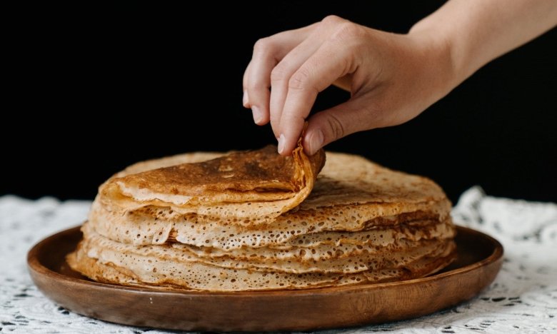 Влейте этот ингредиент в тесто &mdash; и блины будут ажурными: крутой трюк к Масленице