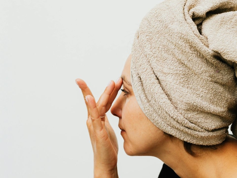 Вмивання гарячою водою та інші ранкові помилки б'юті-рутини, які зіпсують не лише зовнішній вигляд