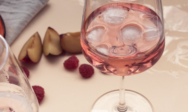 Зачем модники кладут лед в бокал с вином: сомелье раскритиковал популярный тренд